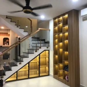 Tủ gầm cầu thang nhựa Đài Loan kèm kính cường lực cho nhà ống HĐ-TCT02