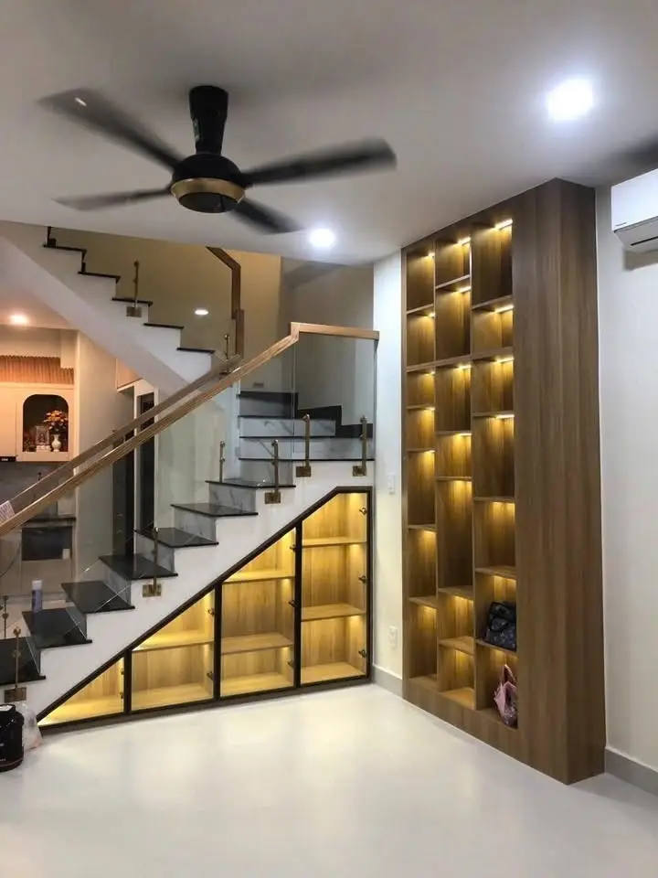 Tủ gầm cầu thang nhựa Đài Loan kèm kính cường lực cho nhà ống HĐ-TCT02