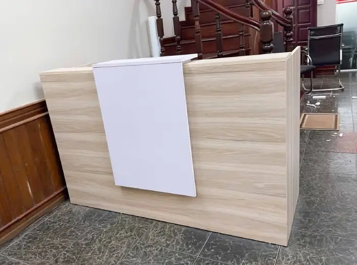 Nên làm quầy lễ tân bằng nhựa hay gỗ tự nhiên/gỗ công nghiệp MDF