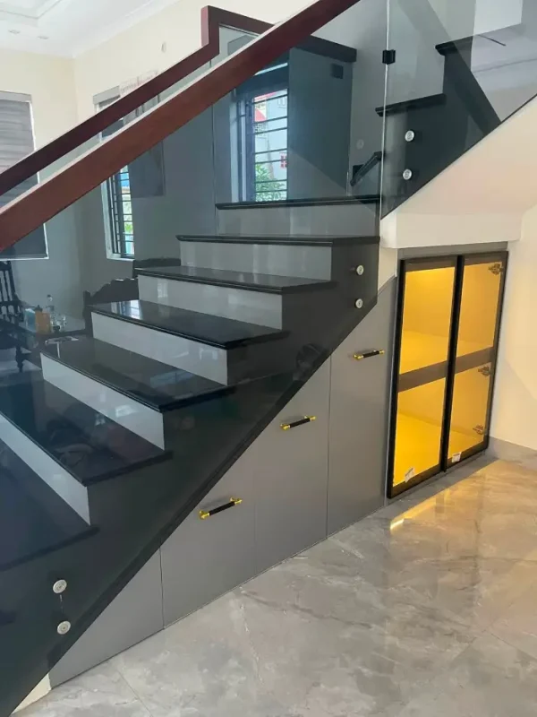 Nên làm tủ gầm cầu thang bằng nhựa hay gỗ tự nhiên/gỗ công nghiệp MDF