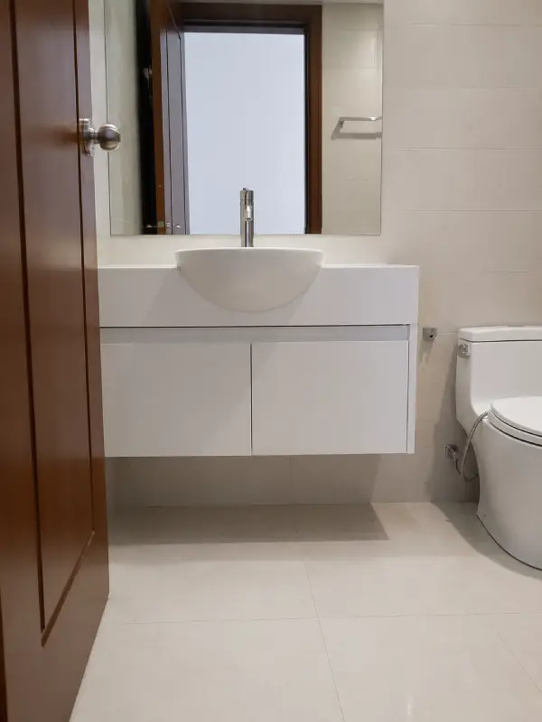 Nên làm tủ lavabo bằng nhựa hay gỗ tự nhiên/gỗ công nghiệp